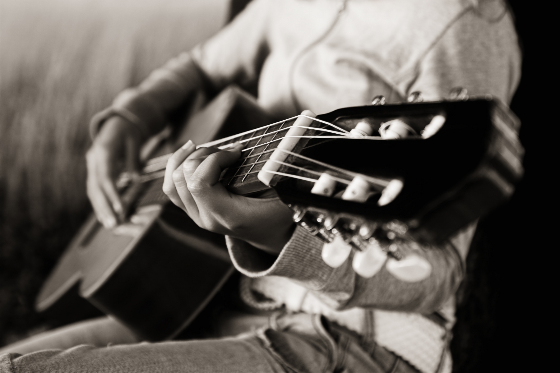 Att starta eget band 217865-playing-guitar